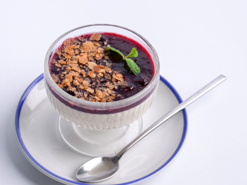 Пана Кота з ягідним соусом