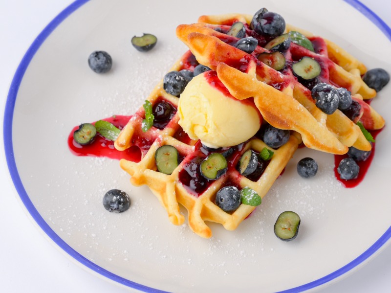 Вафлі з ягідним соусом