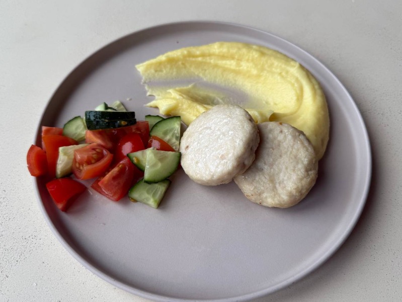 Картопляне пюре з котлетами індички