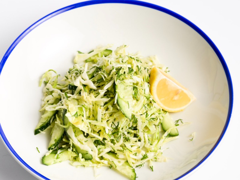 Салат з молодої капусти