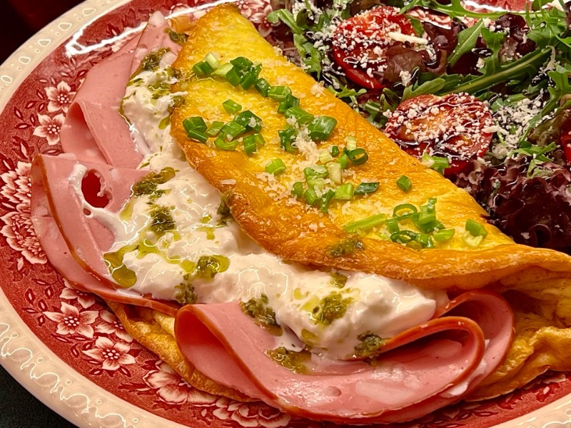 Омлет з мортаделлою та страчателлою