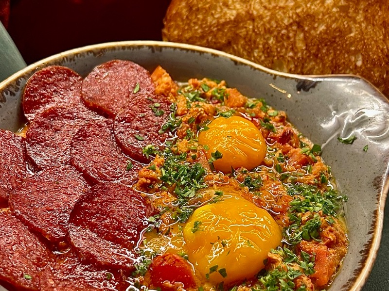 Шакшука з ковбасою пепероні