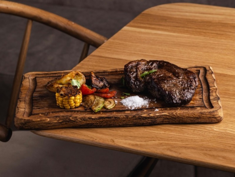 Стейк рібай з овочами гриль