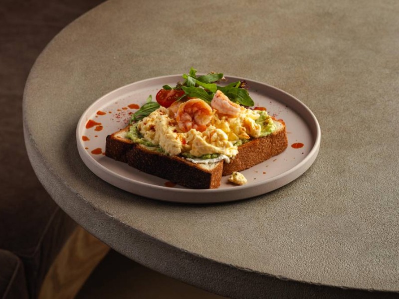 Скрембл тост з креветкою