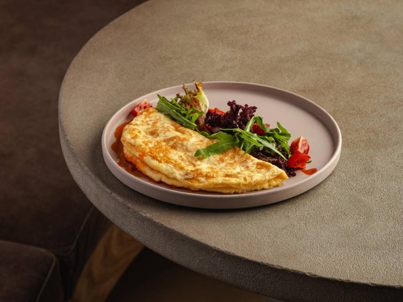 Омлет з сиром брі