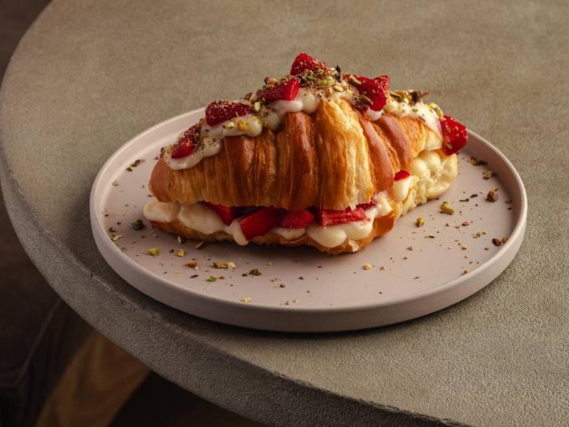 Круасан із заварним кремом та сезонними фруктами