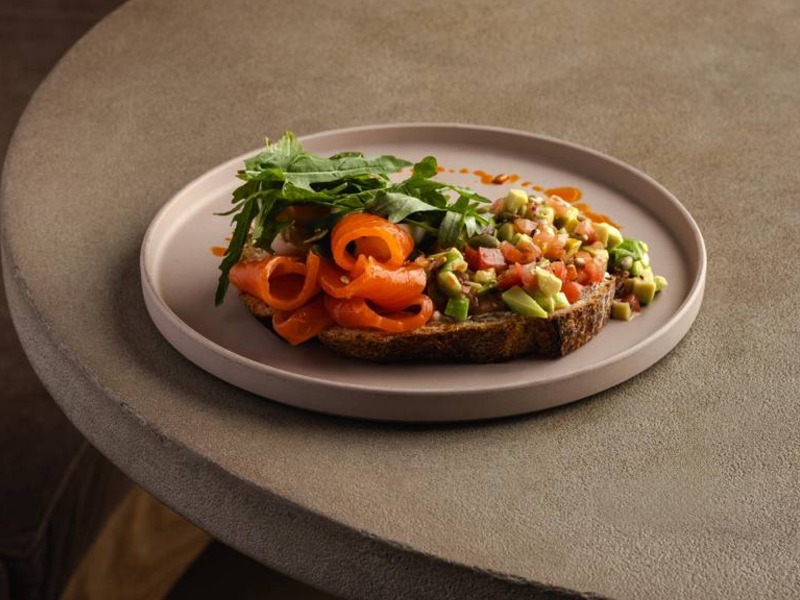 Авокадо-тост  із томатною сальсою