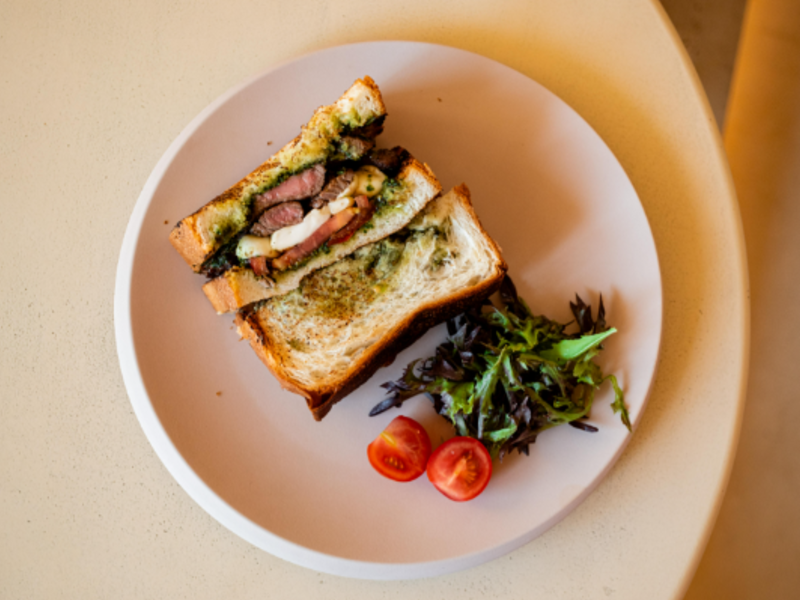 Мелт з телятина та соусом песто