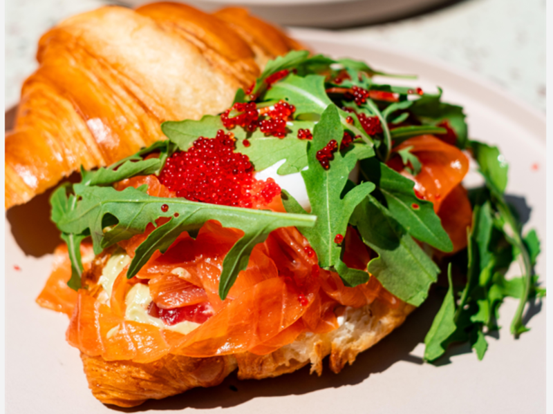 Круасан з лососем