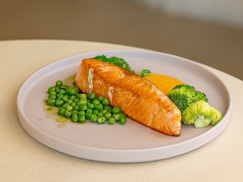 Стейк лосося з пюре батату