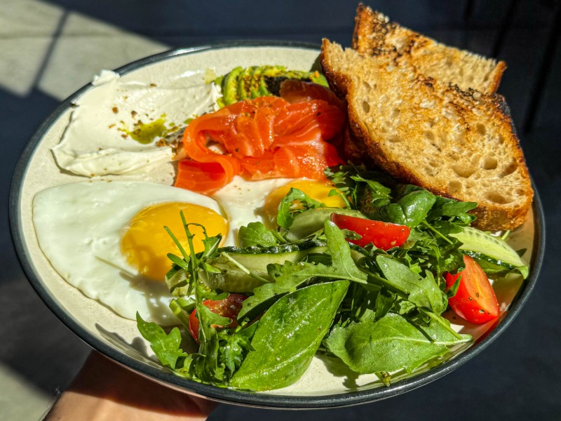 Сніданок з авокадо та лососем