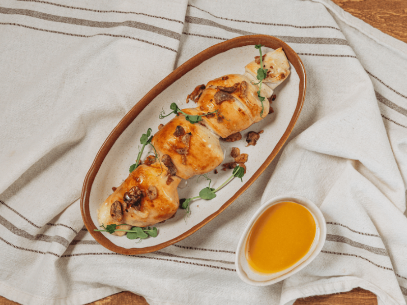 Сулугуні гриль у тісті з каштанами та медом (260г)