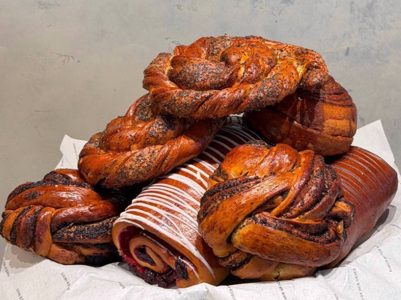 Булка з вишнею у шоколадній глазурі