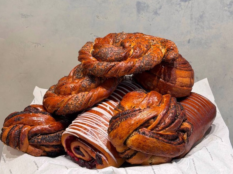 Булка з маком у шоколадної глазурі