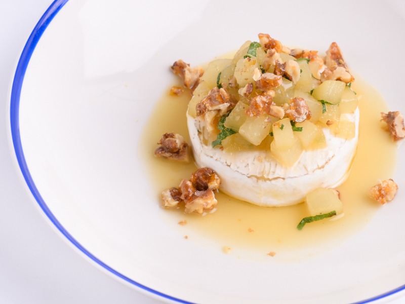 Камамбер запечений з грушею