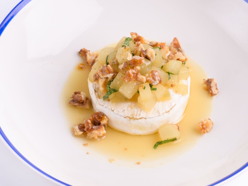 Камамбер з грушею