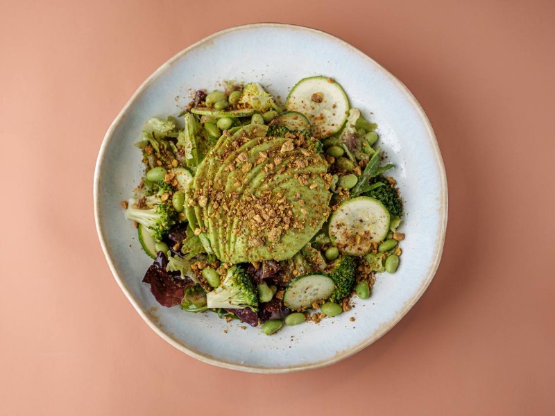 Зелений салат з авокадо, броколі та бобами едамаме