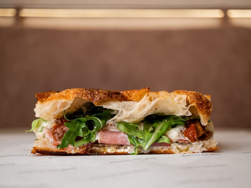 Фокача з хамоном та страчателлою