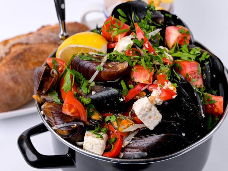 Котелок мідій з бринзою