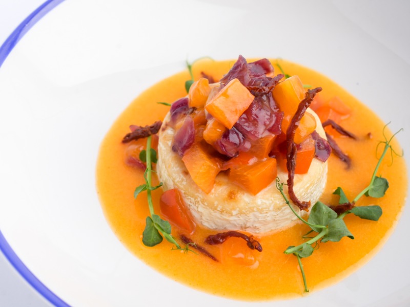 Камамбер запечений з хурмою