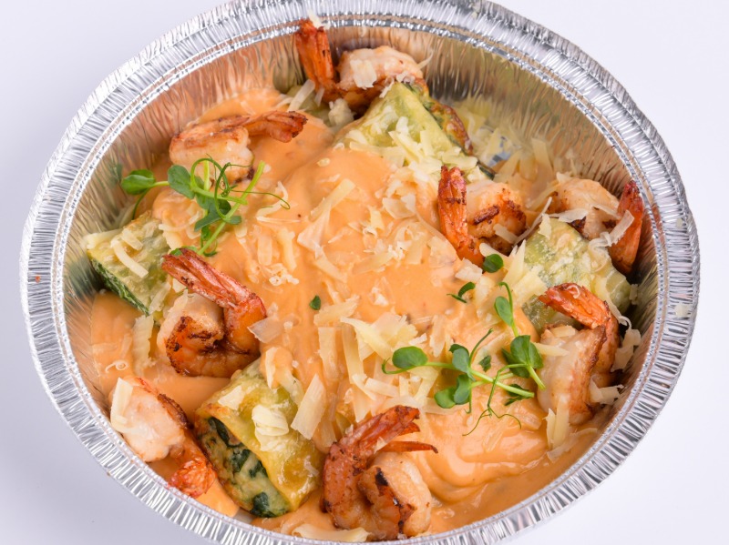 Паста зі шпинатом і рікоттою з креветками та соусом біск