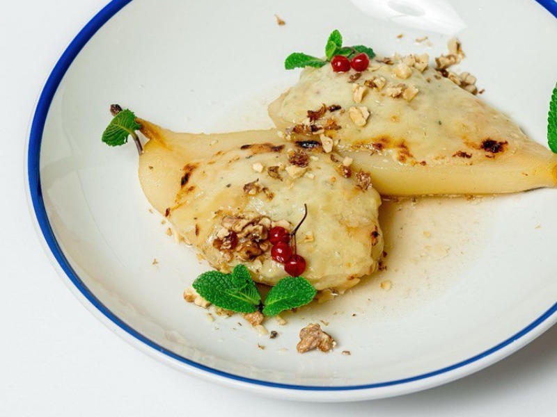 Запечена груша з сиром Горгонзола