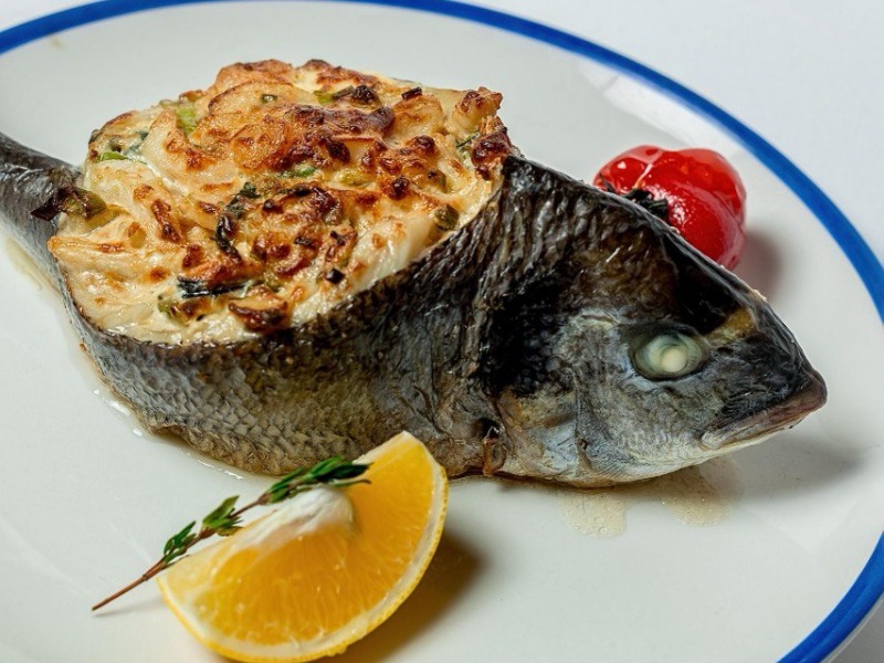 Дорадо, запечена з морепродуктами