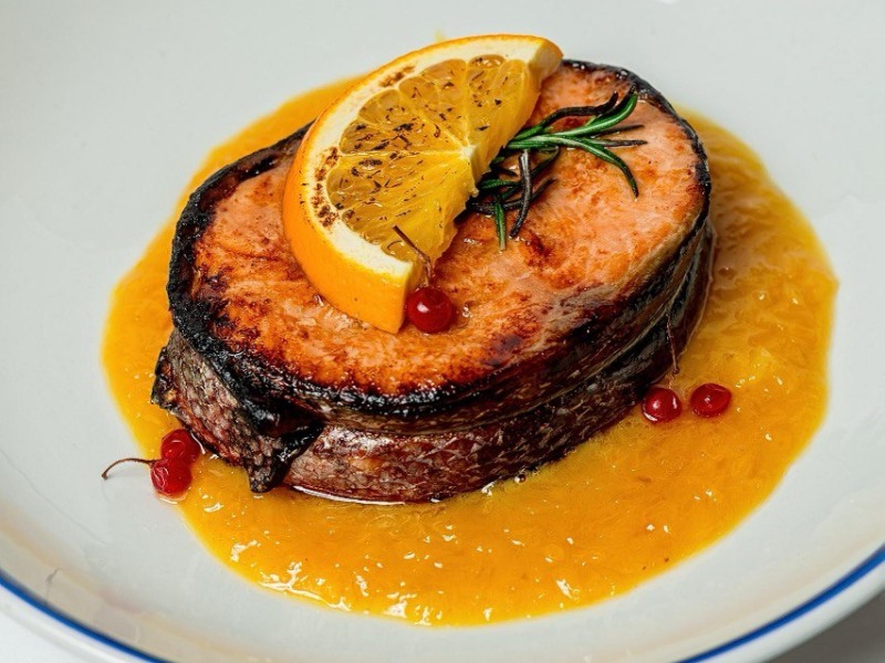 Стейк лосося з апельсиново-вершковим соусом