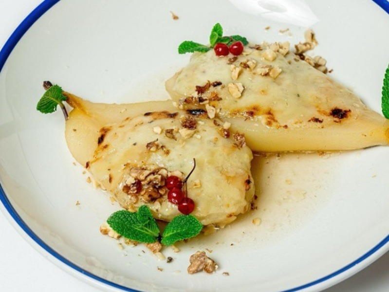 Запечена груша з сиром Горгонзола