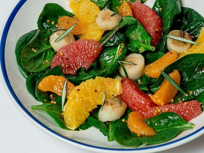 Салат із гребенцями та цитрусами