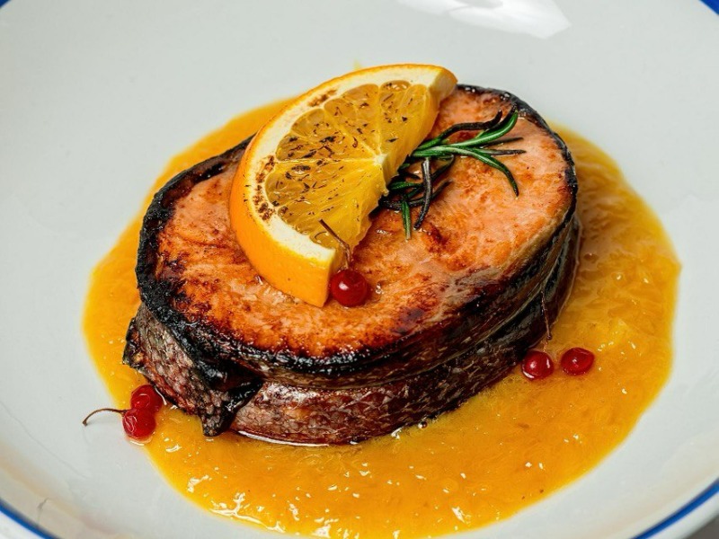 Стейк лосося з апельсиново-вершковим соусом
