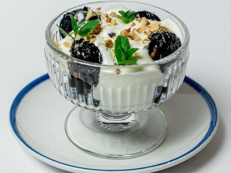 Чорнослив з горіхами та кремом