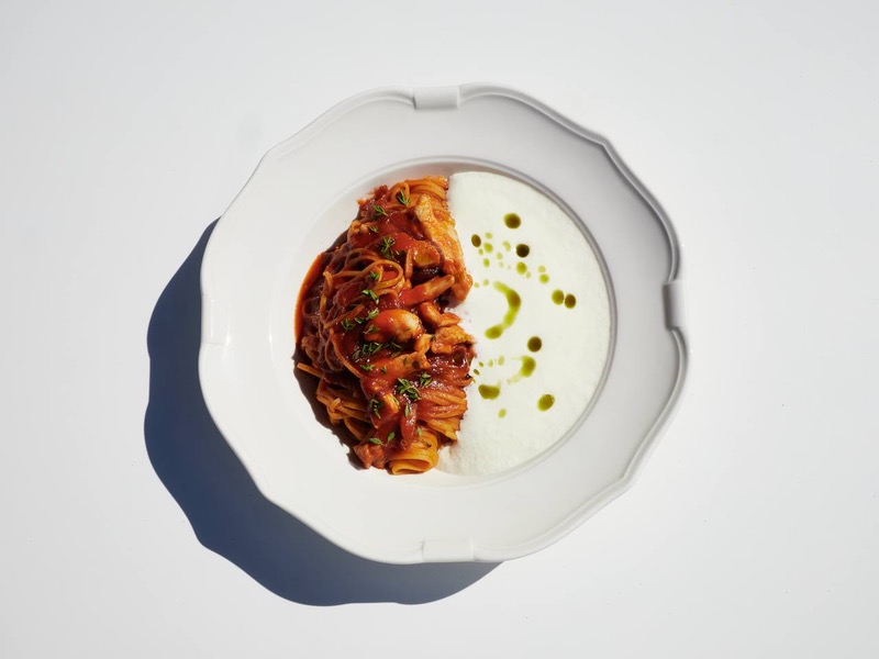 Паста з куркою із томатним соусом та сирною піною