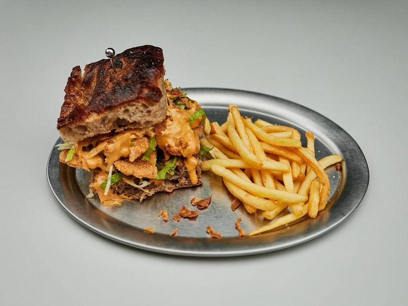 Сендвіч з курячим стегном та соусом том-ям