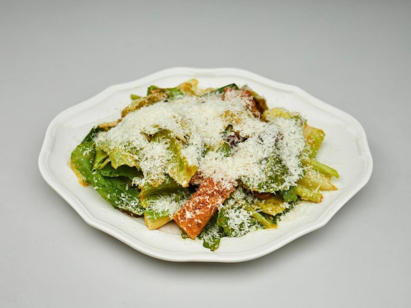 Салат з куркою та соусом манго-кімчі