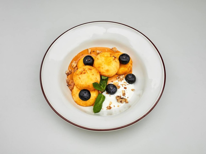 Сирники зі сметанним соусом та лохиною