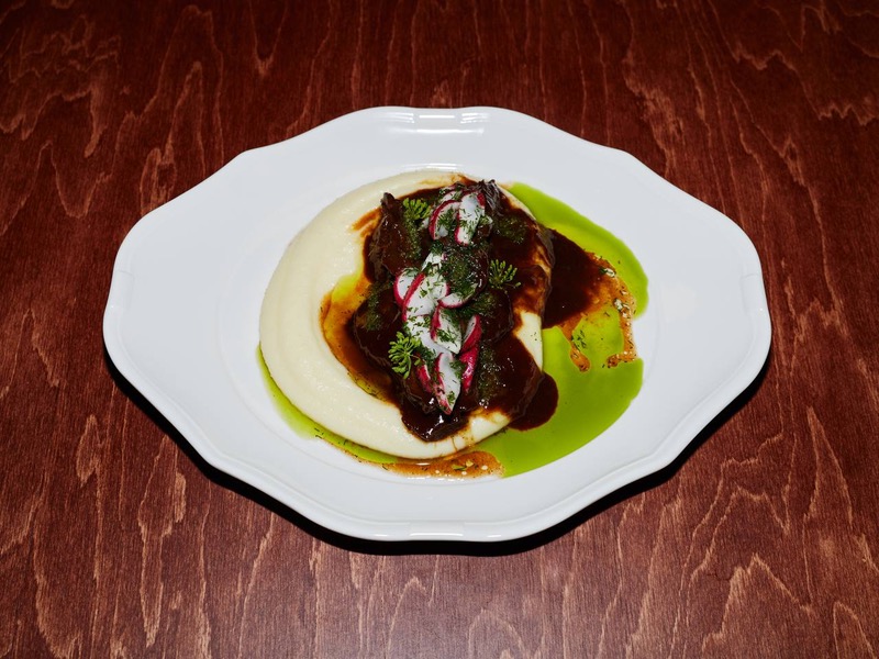 Томлена щока з редісом та соусом чімічурі