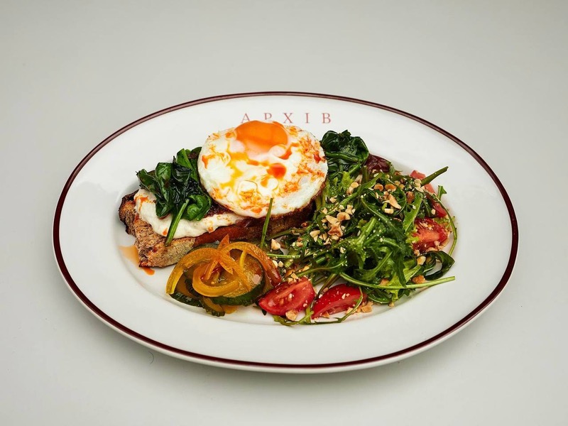 Сніданок з рієтом і смаженим яйцем