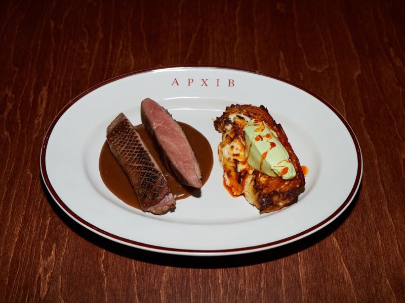 Качине філе з пряним соусом та картопляним гратеном