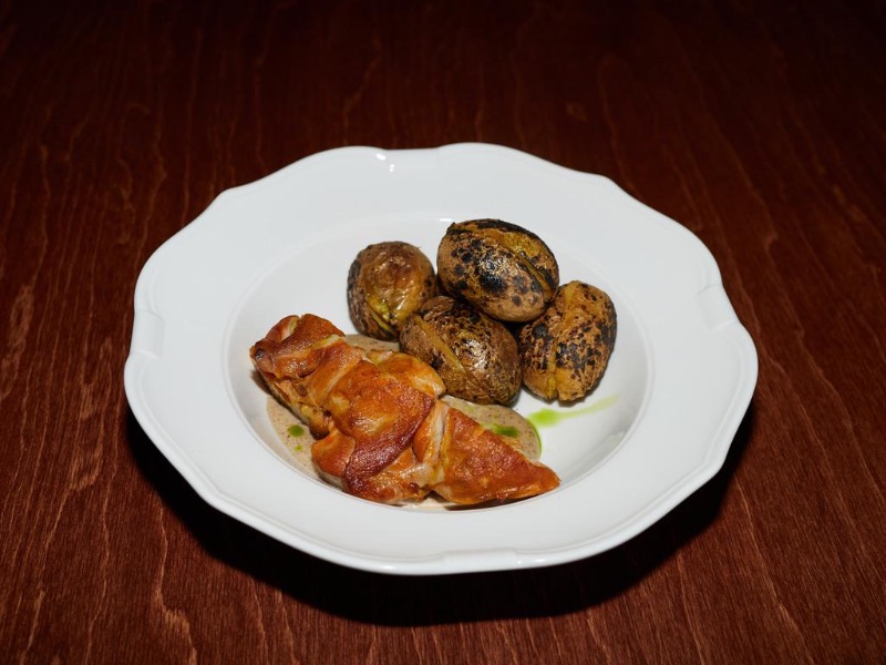 Кролик із запеченою картоплею у трюфельному соусі