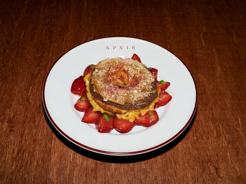 Парі брест з полуницею та горіховим праліне