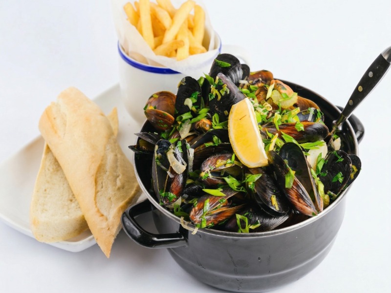 Мідії з яблучним сидром