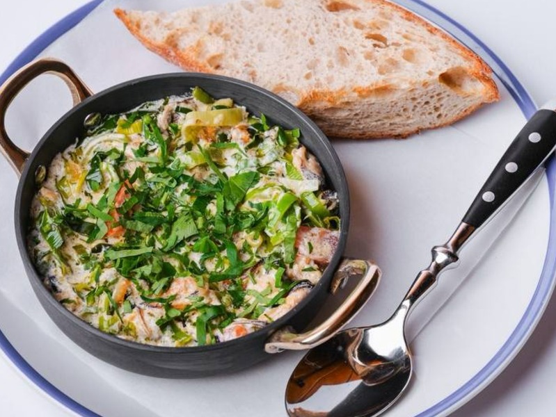 Мідії у вершковому соусі з овочами