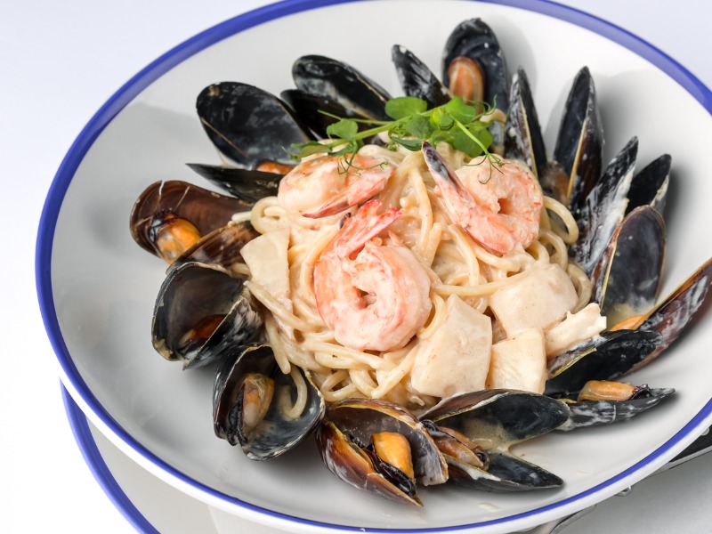 Паста з мідіями і морепродуктами
