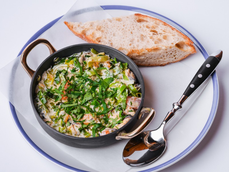 Мідії у вершковому соусі з овочами