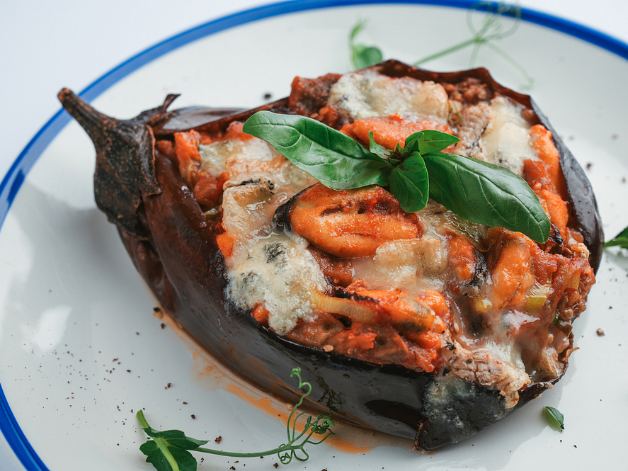 Баклажан, запечений з мідіями і горгондзолою