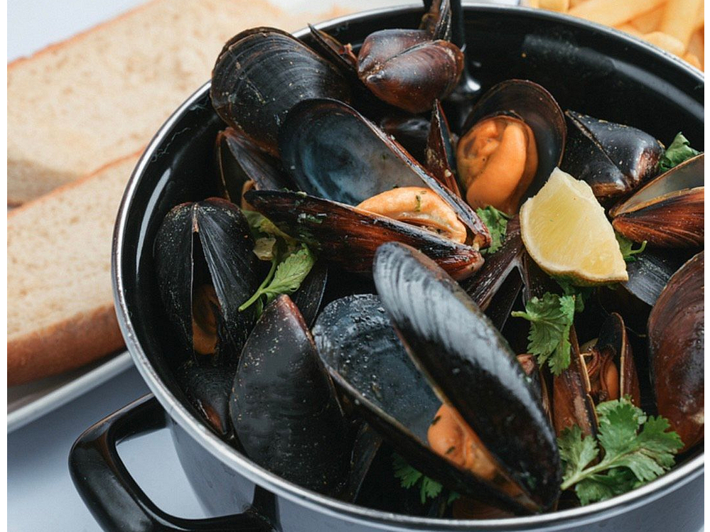 Мідії  в соусі песто