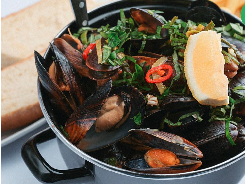 Мідії в вершково-грибному соусі