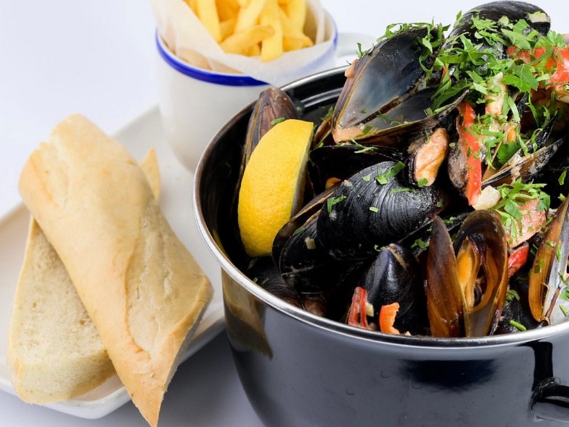 Мідії з селерою