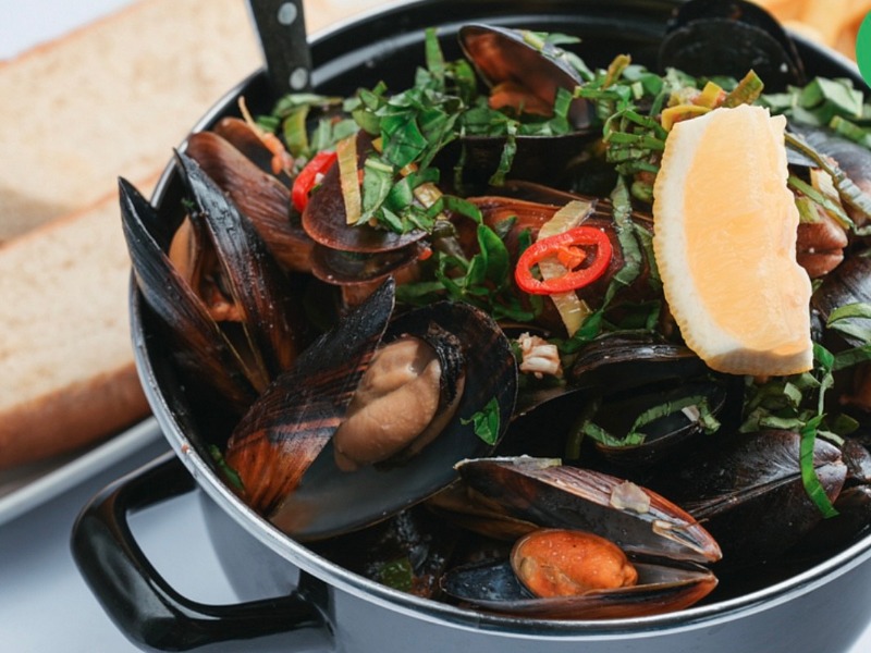 Мідії в томатно-вершковому соусі